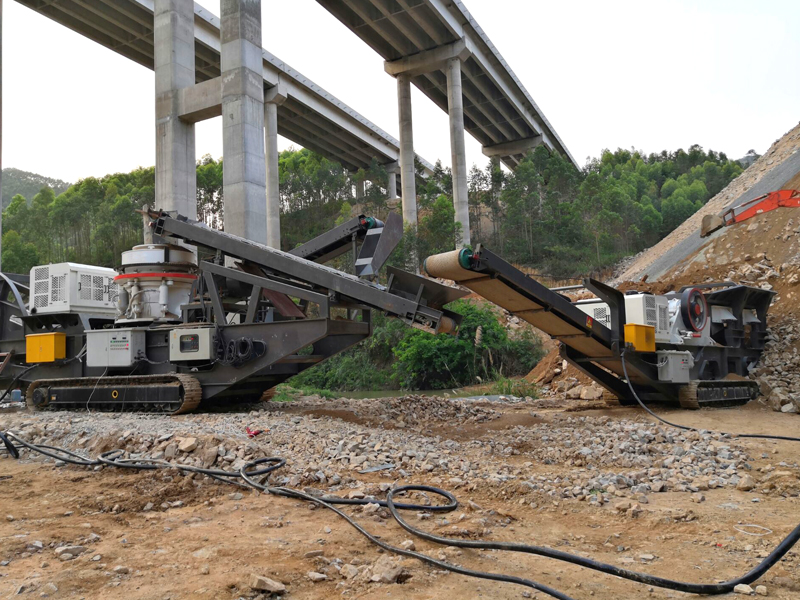 四川300t/h履帶移動破碎站現場實拍.jpg