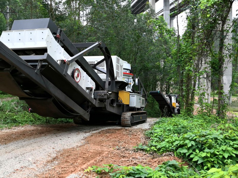 四川300t/h履帶移動破碎站現場實拍.jpg